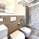 Comfy 2 Bedrooms Near The شقة